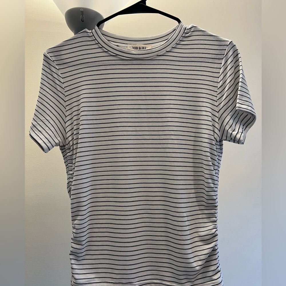 Brand fashion on earth. Women tops and blouses. Size medium. Colour white.